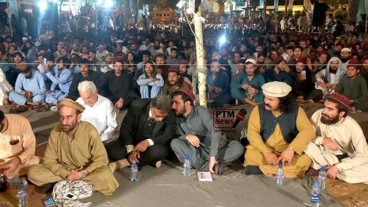HayaManzoorPN's tweet photo. د پښتانو په ټولو قومونو کي يو همداسي قوم نشته چي پنجاب نه وي ځپلي
دهشت ګرد دي پنجاب
نن شلمه ورځ ده په کراچۍ کې پښتانه د مشر #منظورپشتين په قیادت کي پرلت وهلي مګر دوي ته انصاف نه ورکوي
#ptmsitin20thday
#PeshawerUnderAttack https://t.co/wGcGdd1NlN