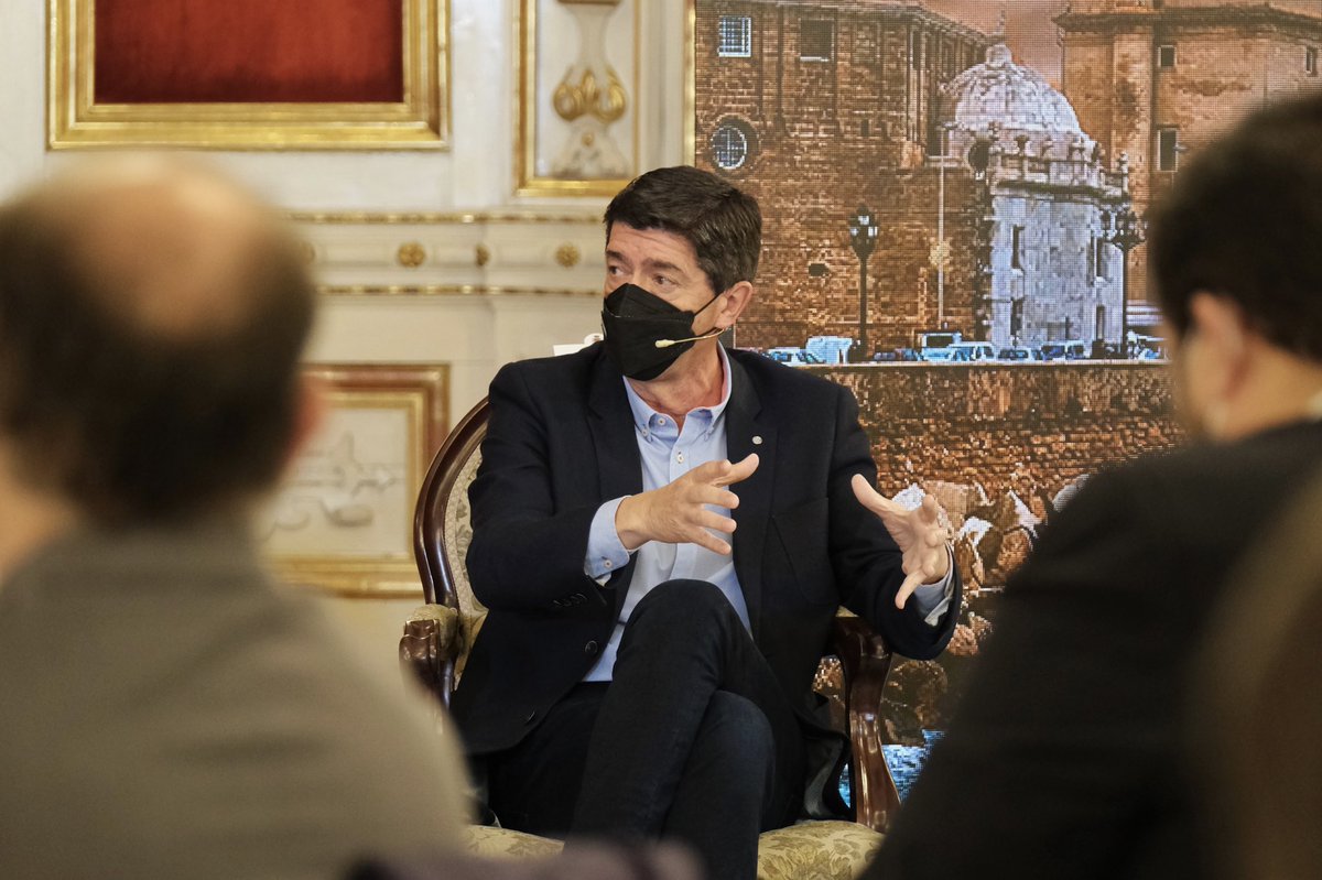 JuanMarin_'s tweet photo. #Andalucía está a la cabeza de la transformación digital.

Las pequeñas empresas andaluzas cuentan con el apoyo decidido de la @AndaluciaJunta para su modernización:

• Para ser más competitivas.
• Ofreciendo mejores servicios.
• Creando empleo.
• Generando oportunidades. https://t.co/n6zy4fjCR4