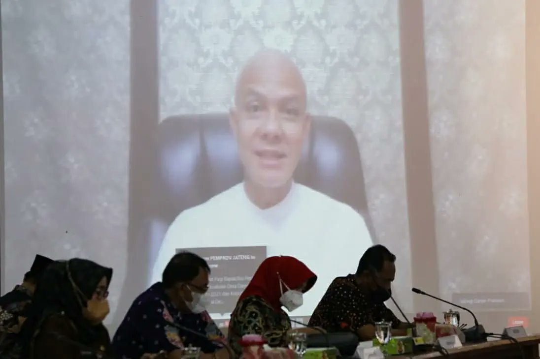 ESDMJateng's tweet photo. Pengentasan kemiskinan menjadi pekerjaan rumah yang masih harus dihadapi oleh Pemprov Jateng. 

Untuk itu, Gubernur @ganjarpranowo menyampaikan secara daring berharap Program Maju Bareng melalui 1 OPD 1 Desa Dampingan dapat direplikasi menyeluruh di kabupaten kota.
Jumat (4/3). https://t.co/kT0526JxQE