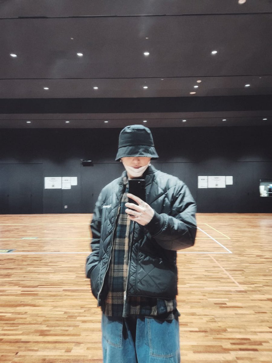 radwahussein7's tweet photo. JungKookie,why lately U always cover Ur face.Did U dye Ur hair&want to surprise us🤭We really want to see Ur face.But to be fair except the last video when U showed us that Ur face without the brow piercing&congrats again on Ur graduation💜
#JungkookGraduation #Jungkook @BTS_twt https://t.co/U9e1s2pPXX