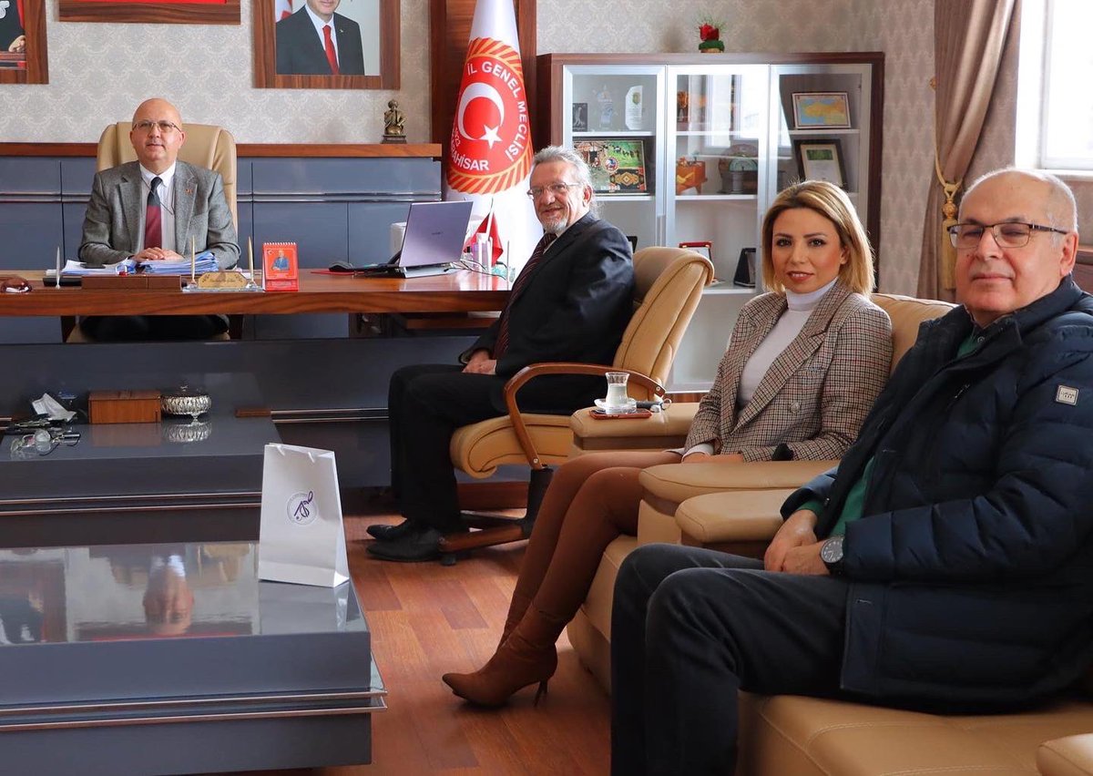 Afyonkarahisar Kültür ve Sanat Derneği Türk Sanat Müziği Topluluğu Dernek Başkanı Rüştü Okyar ve yönetim kurulu üyeleri Başkanımız Burhanettin Çoban’a ziyarette bulundu. Başkan Çoban “Ziyaretleri sebebiyle kendilerine teşekkür ediyorum. Çalışmalarında kolaylıklar diliyorum” dedi.