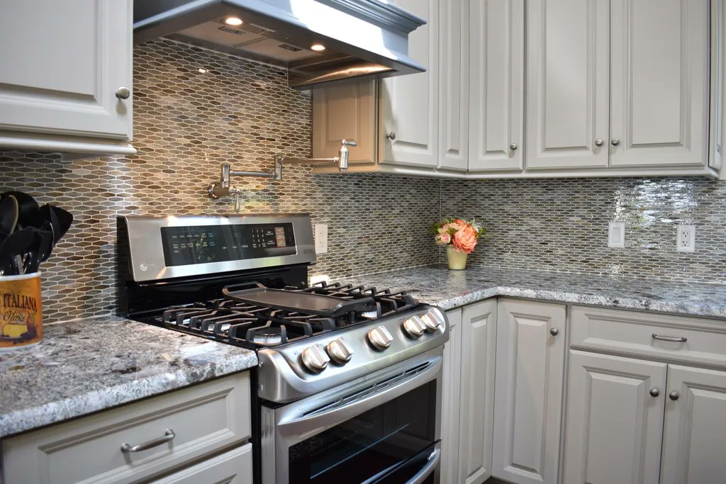 rm_kitchens's tweet photo. This modern design backsplash is a great compliment to this gray kitchen. https://t.co/fDmZ6op3rY
