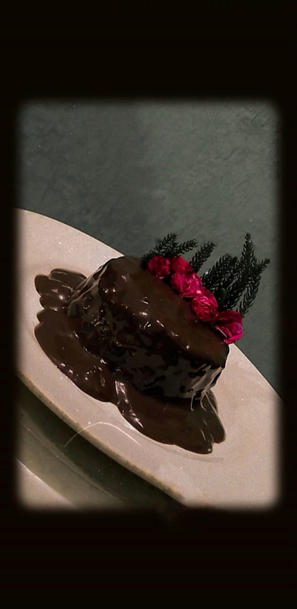 Carda4Mom's tweet photo. Classic cake painted with🎨 chocolate ganache ornamented with flora🌿 &amp; a lone slice is unutterable
#classic #baking #indescribable #tasty #flora #recipes https://t.co/3wqSEjlitA