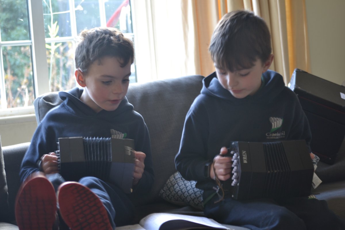 Garpháistí liom ó <a href="/gaelscoilnadug1/">Gaelscoil na Dúglaise</a> i gCorcaigh. Ní hamháin an teanga, ach an ceol agus an cultúr a théann léi a dhéanann Éireannaigh dínn. #SnaG22