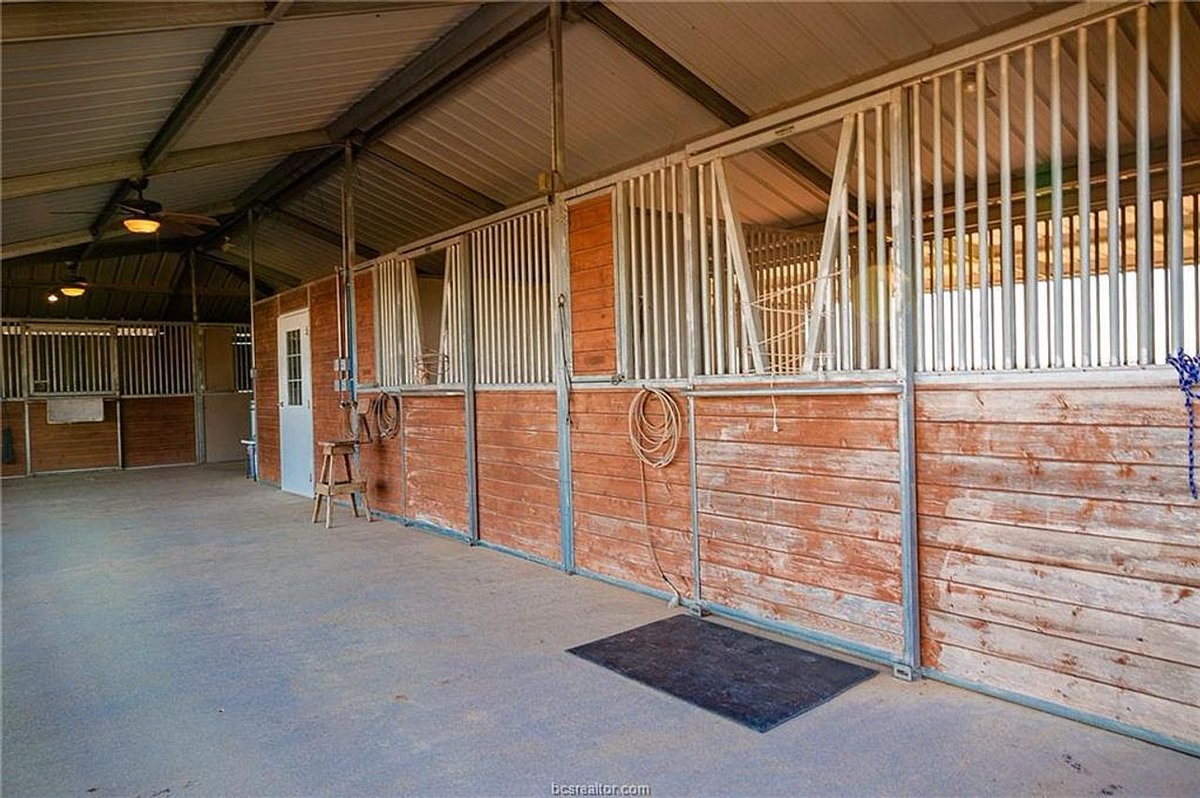 TxHorseProperty's tweet image. BURTON, CENTRAL TEXAS. 15 rolling acres, 2-story 3/3 log cabin w/wrap around porch, garage converted to home office, horse stalls, new cross fencing, two electric gates, RV hook-up, pond. $895K #txhorseproperties #burtontx #centraltexas tinyurl.com/3351Burton