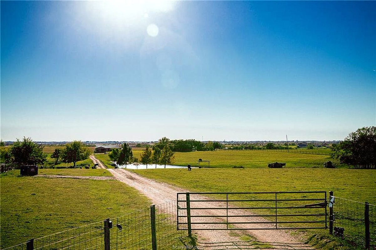 TxHorseProperty's tweet image. BURTON, CENTRAL TEXAS. 15 rolling acres, 2-story 3/3 log cabin w/wrap around porch, garage converted to home office, horse stalls, new cross fencing, two electric gates, RV hook-up, pond. $895K #txhorseproperties #burtontx #centraltexas tinyurl.com/3351Burton