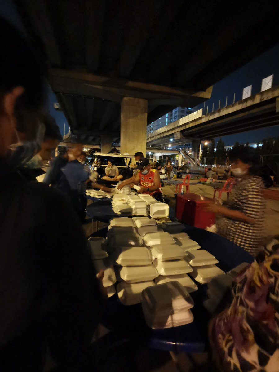 Thamboon888's tweet photo. แจกข้าวรอบมืด​ เพราะพวกคุณตาคุณยายเพิ่งทำที่พักเสร็จ​ #ม็อบชาวนา https://t.co/Qyc2Vz3LEC