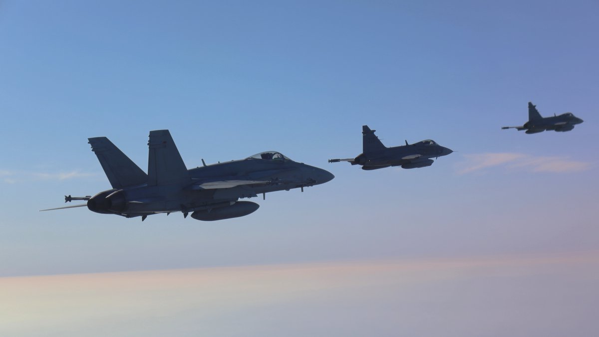 FinnishAirForce's tweet photo. #Ilmavoimat osallistui kahdella F/A-18 Hornet -hävittäjällä Ruotsin järjestämään meri-ja ilmavoimien yhteistoimintaharjoitukseen Gotlannin länsipuolella 2.3.2022. Hornetit tukeutuivat Visbyn lentokentälle. #fise #puolustusyhteistyö 🇫🇮🇸🇪 https://t.co/4vQMG8o99q