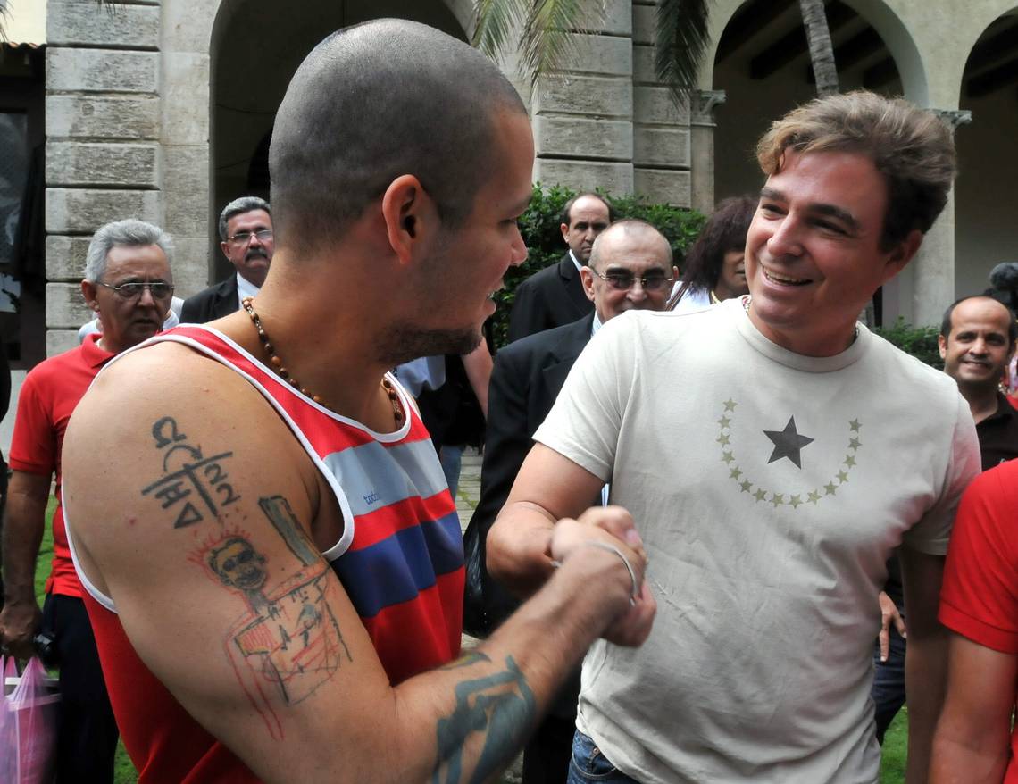 NFTART17039352's tweet photo. Otras de sus líneas: 
"El pueblo luchando, lo' están matando
Y el tipo sube foto' de Ghandi rezando"
¿Hablas del pueblo cubano luchando? yo creo que no, Aquí se te ve muy contento con el hijo de Fidel Castro, Otro dictador. https://t.co/LQlJv4y4qu