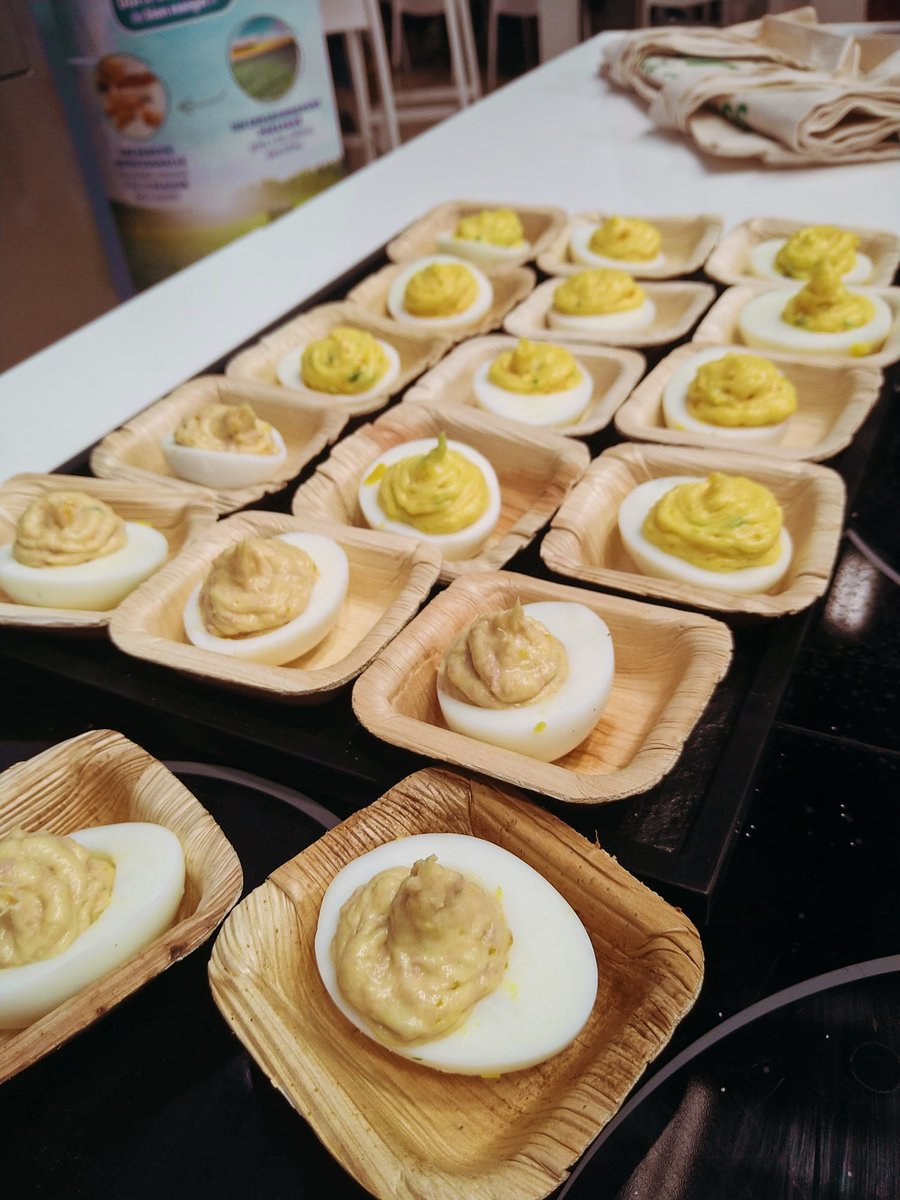BleuBlancCoeur's tweet photo. 🥚 C'est dégustation d'#oeufs mimosa sur le stand #BleuBlancCoeur au #SIA2022 !
Vous choisissez quelle version ?
👉 Oeufs mimosa nature ? 🆚 Oeufs mimosa thon ?
Tout cela avec les oeufs #BleuBlancCoeur de marque #Matines ! #BBCauSIA https://t.co/fztZ7HSxKJ