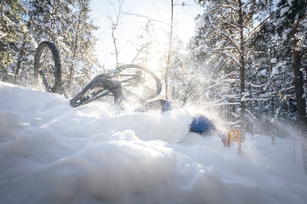 Hopetech's tweet photo. Now for something different...Finnish resident @samuel_j_s take us through what it's like riding through their winters.
Snow, Ice & spiked tyres. βββ
https://t.co/58s5sh12th
πΈ Jimmy Doyle
#hopetech #hb130 https://t.co/ZS8KVtipRU