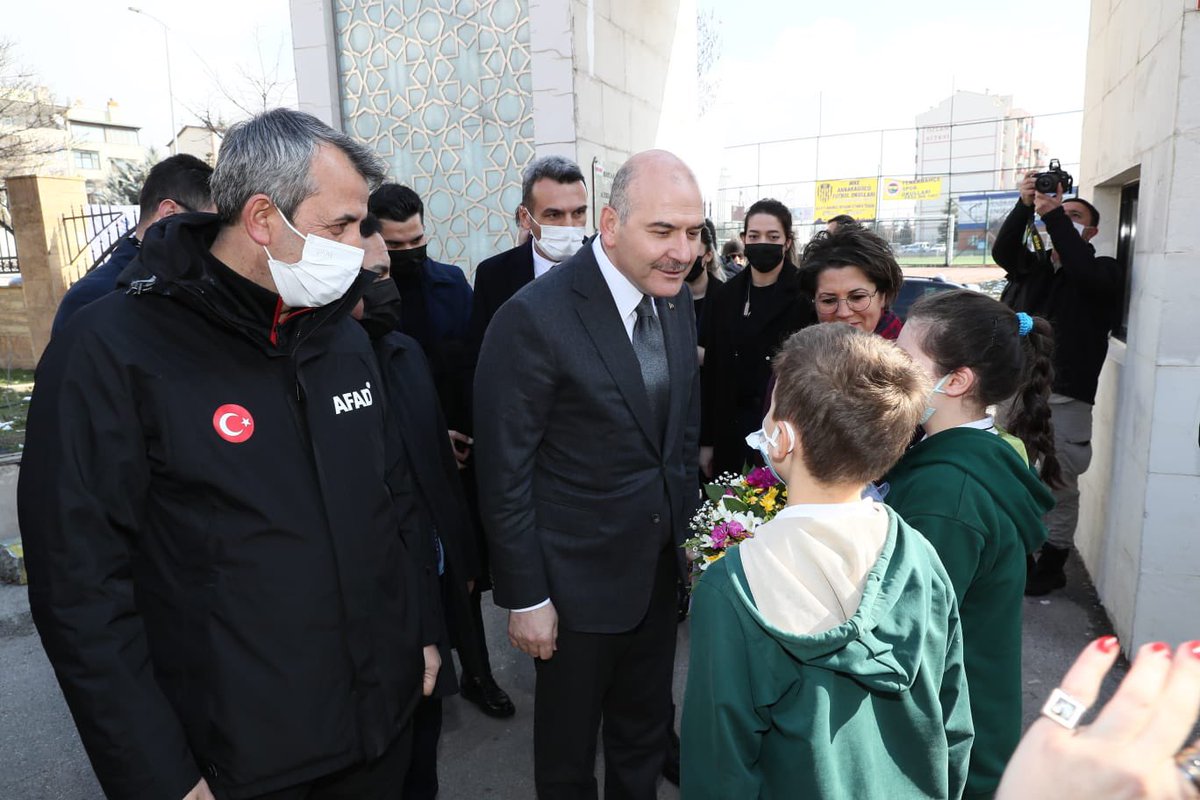 Yunus_Sezer_'s tweet photo. Bugün saat 11.30’da İçişleri Bakanımız Sn.@suleymansoylu ve Milli Eğitim Bakanımız Sn. Mahmut Özer’in teşrifleri ile 6️⃣7️⃣ binden fazla okulda, 1️⃣8️⃣ milyondan fazla öğrencimizle #DepremTatbikatı gerçekleştirdik.

Tatbikata katılan tüm öğretmen ve öğrencilerimize teşekkür ediyorum. https://t.co/h2inf6xiuY