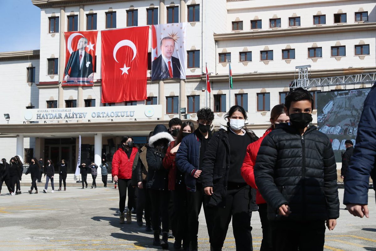 Yunus_Sezer_'s tweet photo. Bugün saat 11.30’da İçişleri Bakanımız Sn.@suleymansoylu ve Milli Eğitim Bakanımız Sn. Mahmut Özer’in teşrifleri ile 6️⃣7️⃣ binden fazla okulda, 1️⃣8️⃣ milyondan fazla öğrencimizle #DepremTatbikatı gerçekleştirdik.

Tatbikata katılan tüm öğretmen ve öğrencilerimize teşekkür ediyorum. https://t.co/h2inf6xiuY