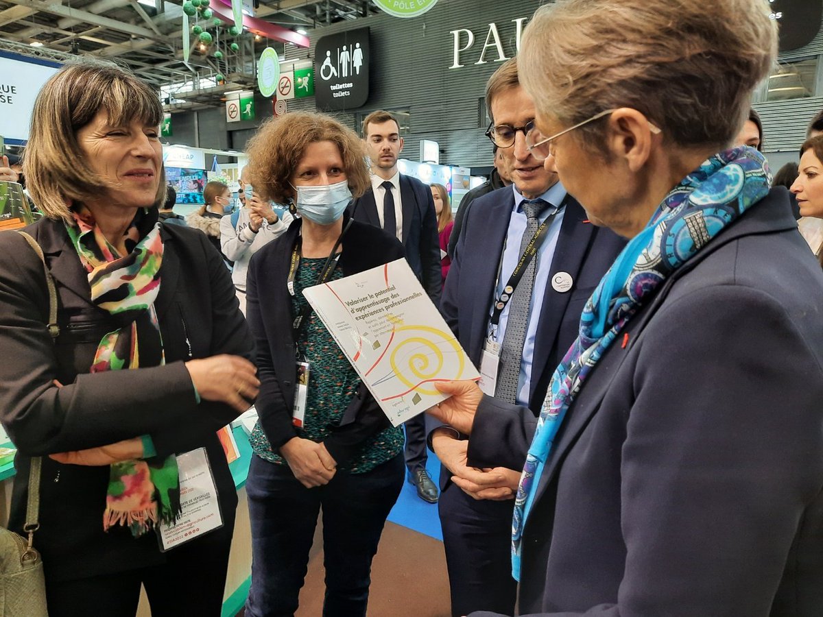 Educagri éditions (@educagriedition) on Twitter photo Remise de "Valoriser le potentiel d'apprentissage des expériences professionnelles", écrit en collaboration avec #EduterIngenierie, par la directrice d' <a href="/Educagriedition/">Educagri éditions</a> à <a href="/Elisabeth_Borne/">Élisabeth BORNE</a> au <a href="/Salondelagri/">Salon International de l'Agriculture</a>, stand 4B 073
#EnseignementAgricole #sia2022 #InstitutAgro Remise de "Valoriser le potentiel d'apprentissage des expériences professionnelles", écrit en collaboration avec #EduterIngenierie, par la directrice d' <a href="/Educagriedition/">Educagri éditions</a> à <a href="/Elisabeth_Borne/">Élisabeth BORNE</a> au <a href="/Salondelagri/">Salon International de l'Agriculture</a>, stand 4B 073
#EnseignementAgricole #sia2022 #InstitutAgro