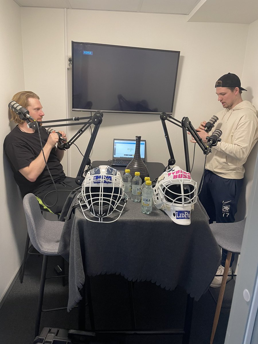 tnordendorph's tweet photo. Ett bra avsnitt med två riktigt sköna spelare. Målvakterna gästade #vårvägmotstudenternas och vi pratade om:
• Otterbäcken vs Gullspång 
• Mask vs vanlig hjälm 
• Ett team i teamet 
• Hur tränar man som målvakt? 
• Thimfors förmåga att missa fystesterna 

@vlbk_officiella https://t.co/T9P9DSF0o7