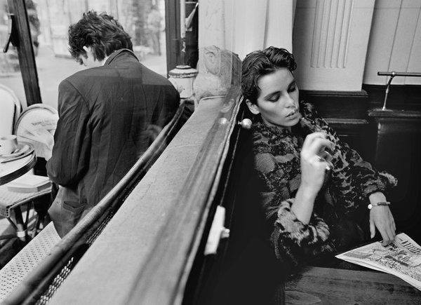 literlandweb1's tweet image. "Qué fácil callar, ser serena y objetiva con los seres que no me interesan, a cuyo amor o amistad no aspiro. Soy entonces calma, cautelosa, perfecta dueña de mí misma. Pero con los poquísimos seres que me interesan. Allí está la cuestión absurda: soy una convulsión".
#Pizarnik