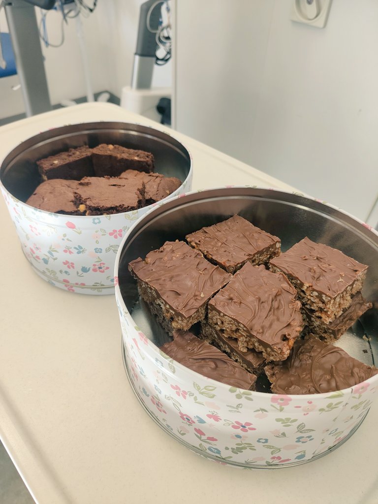 RDE_PTandOT's tweet photo. 🌟📢 News of the week for our #therapy dept!
#Tracheostomy training yesterday for Physio's Georgia, Patrick & Josh with Bex as part of our On-Call in a week #training offered to rotational Physio's
#Friday cake day for our General Medicine team, cakes made by #physio Beth🍰😋 https://t.co/C3a1KBHG87