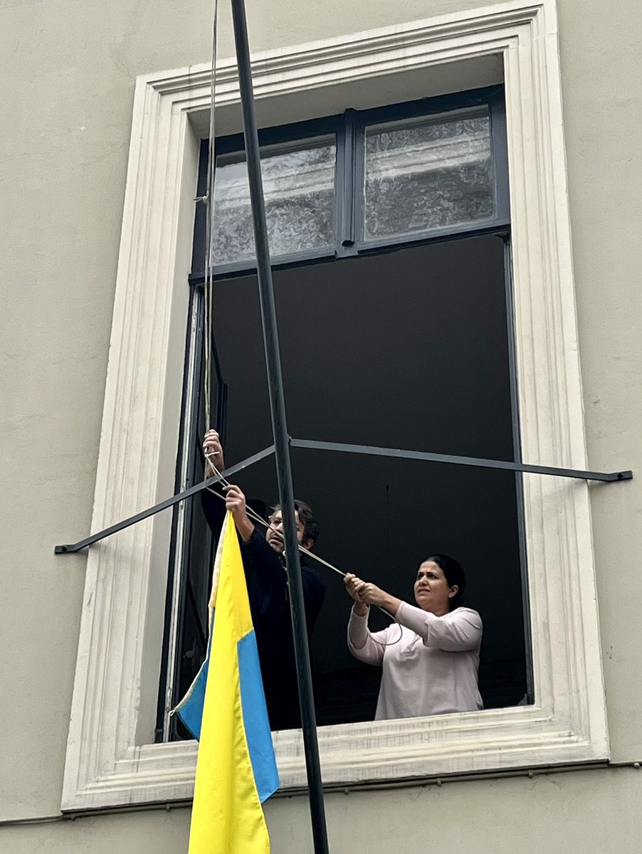Mijn gedachten gaan naar de slachtoffers van deze brutale oorlog, mijn hoop naar het leiderschap van onze vertegenwoordigers, en mijn energie naar de initiatieven waar de KBS haar steentje kan aan bijdragen. Uit solidariteit voor 🇺🇦 hesen ook wij deze week de vlag.