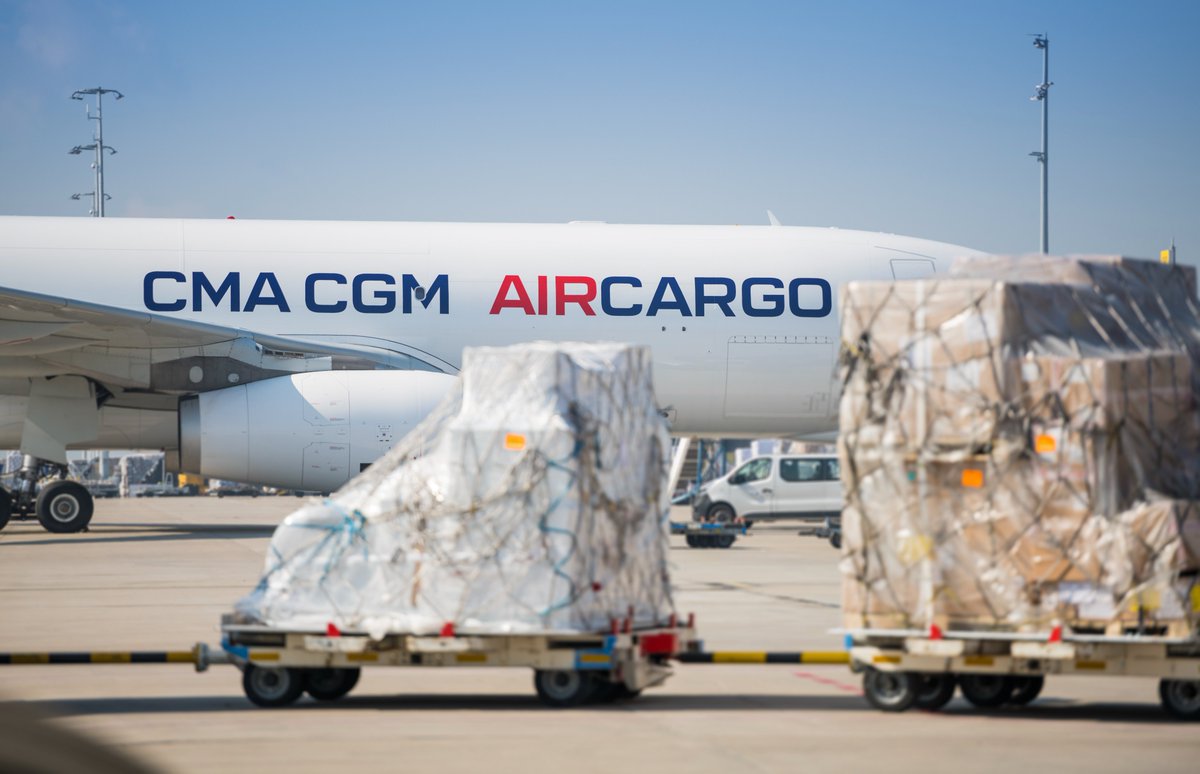#Ukraine 
Le Groupe CMA CGM, via sa Fondation, met à disposition ses capacités aériennes pour assurer le transport vers la Pologne d'aide #humanitaire d'urgence en coordination avec les autorités françaises.

🇫🇷🤝🇺🇦 <a href="/FranceDiplo/">France Diplomatie 🇫🇷🇪🇺</a> <a href="/CdCMAE/">Centre de Crise et de Soutien</a>