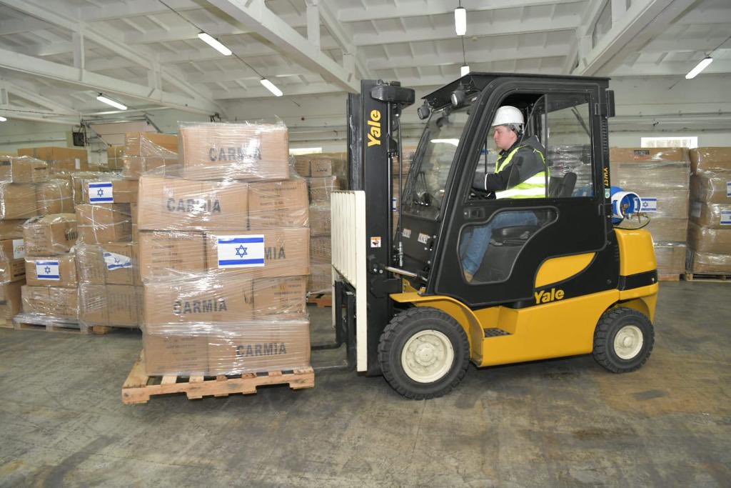 Hoy se llevó a cabo el acto de entrega de ayuda humanitaria de #Israel a #Ucrania.

<a href="/EynatShlein/">Eynat Shlein🎗️</a>, directora de <a href="/MASHAVisrael/">MASHAV Israel🎗️</a> que coordinó y lideró la ayuda: “El Estado de #Israel se encuentra en el frente de la ayuda humanitaria y dice presente en momentos de necesidad”