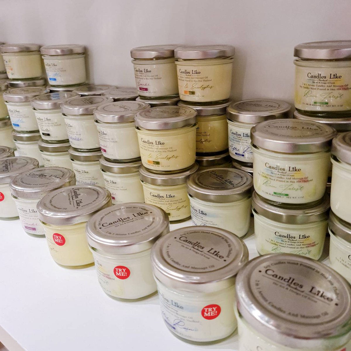 ☁️🕯มุมเทียนหอมชื่นใจ ใครมาร้านก็ต้องแวะ  ชอบกลิ่นไหนขอให้บอก ที่ร้านมีให้เลือกสำหรับทุกคนเลยยย  ทั้งกลิ่นขนมหอมหวาน  ฟลอรัล หรือจะสดชื่นฟรุ๊ตตี้  ดีทั้งนั้น 🌈🌷