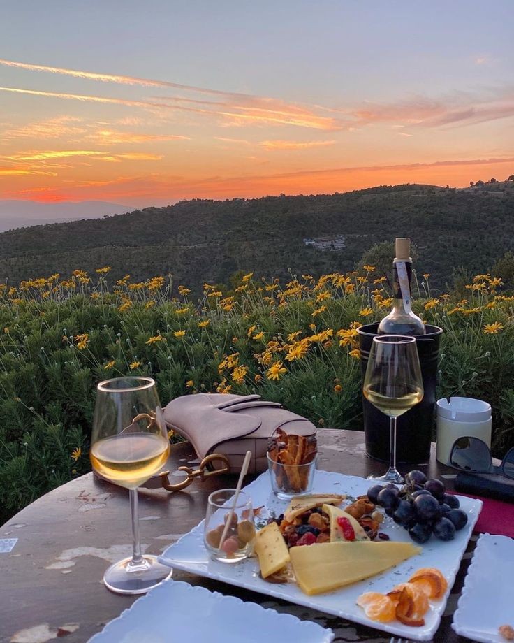 AlimentosFusari's tweet photo. El que sabe degustar no bebe demasiado vino, pero disfruta sus suaves secretos...
 Salvador Dali.
#winelover #FelizViernes https://t.co/kAUo7viW2d