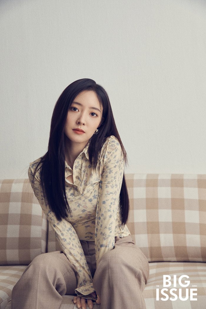 KoreanUpdates's tweet photo. On her interview with BIG ISSUE, #LeeSeYoung shares how she wants to keep acting even when she gets older &amp; to do so she tries to not compare herself with others. 

"Sport is a battle of one's own record. I'm like that too"

https://t.co/74WsxhVb3V #KoreanUpdates RZ https://t.co/nJUavCQPA9
