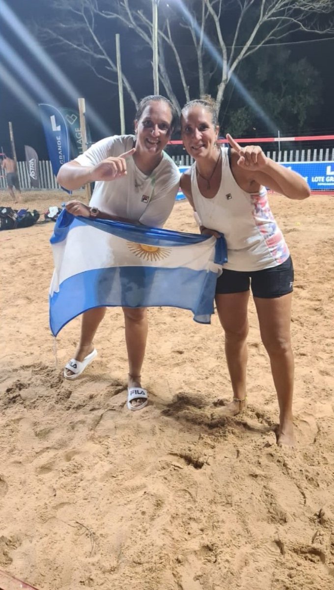 modoplayaok's tweet photo. #BeachTennis 🎾 - #ITF10 (en Foz de Iguazú 🇧🇷)
Jesica Orselli y Soledad Oneto se consagraron campeonas 🏆 al vencer a las locales Alcantara y Massaioli De Sousa 7-5 y 6-2. Natalia Sanchez y Alexia Malbrán fueron eliminadas en cuartos y Enzo Lafuente e Iván Olichowski en octavos https://t.co/wGzvfyMOLw