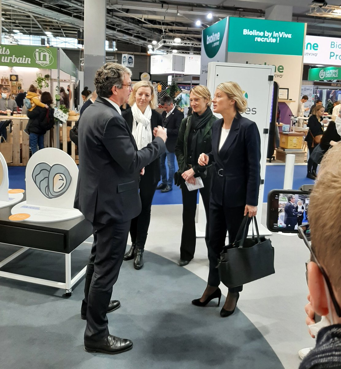 Anses_fr's tweet photo. Bérangère Abba (@b_abba), secrétaire d’état à la Biodiversité, est venue échanger avec @RogerGenet et nos Directeurs délégués autour de plusieurs de nos travaux en lien avec la #biodiversité. https://t.co/hyf6e0K3XJ