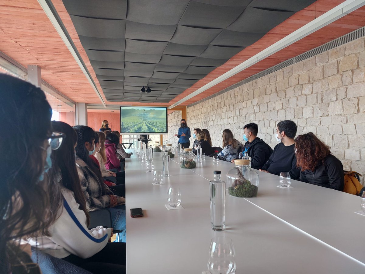 Ha finalizado el curso «Sostenibilidad en la producción de alimentos y valorización de #residuosagroalimentarios» y los estudiantes con el profesor Rubén Miranda de <a href="/quimicasUCM/">Facultad de Químicas UCM</a> han hecho una visita técnica a la bodega <a href="/PagoCarraovejas/">Pago de Carraovejas</a> a quienes agradecemos la atención dispensada