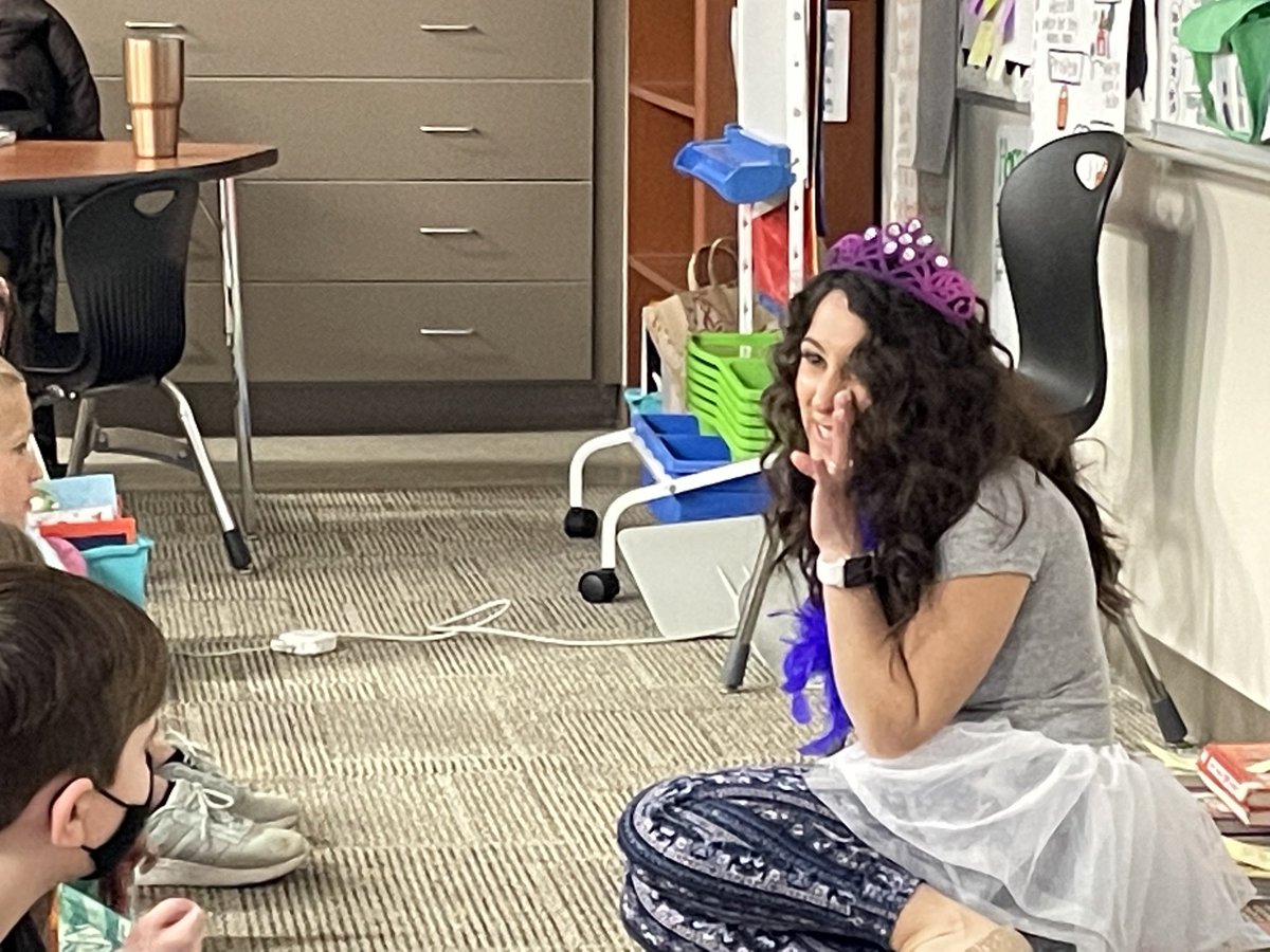 TESPrincipal's tweet photo. Look who showed up in 2nd grade this morning!!! Welcome to PRE Fancy Nancy! Thank you for teaching our Ss about books in a series and fancy vocabulary! #PRE2122 #PantherStaffRocks https://t.co/CNVDOoyS8A