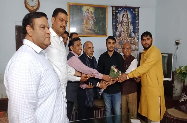 HaryanaKesari's tweet photo. ‘भारत के तिरंगे के आगे एके-47 भी हो जाती है बेकार’, यूक्रेन से लौटे छात्र ने कही ये बात?
https://t.co/Es4OFI0h96
#haryana #ukraine #ukrainestudent #war #modigovernment https://t.co/IkYdcg1Q2T