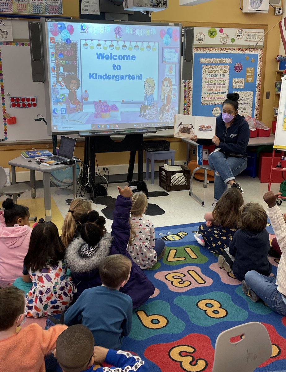 MrsGiannuzziSL's tweet photo. Loved having you @MrsBurdenSL as our Mystery Reader this morning!📚#ReadAcrossAmerica @mrsmichelSL @syracuselatin @SyracuseSchools https://t.co/lncSJ8hOIe