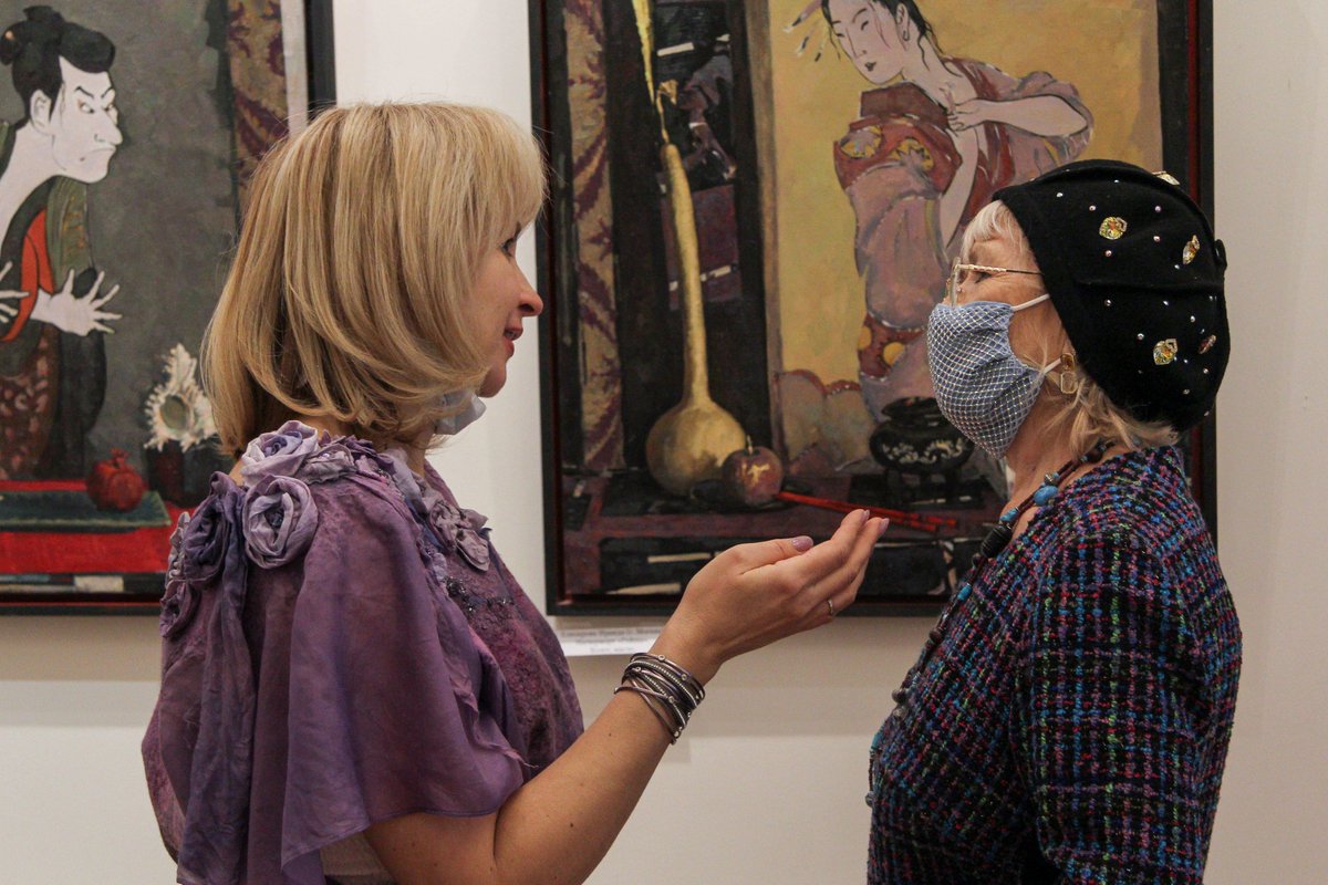 В Губернаторском доме открылась выставка «Её глазами»

Картины, гобелены, скульптуры, художественное стекло, керамика, авторский костюм – такое разнообразное творчество будет радовать зрителей до 10 мая.