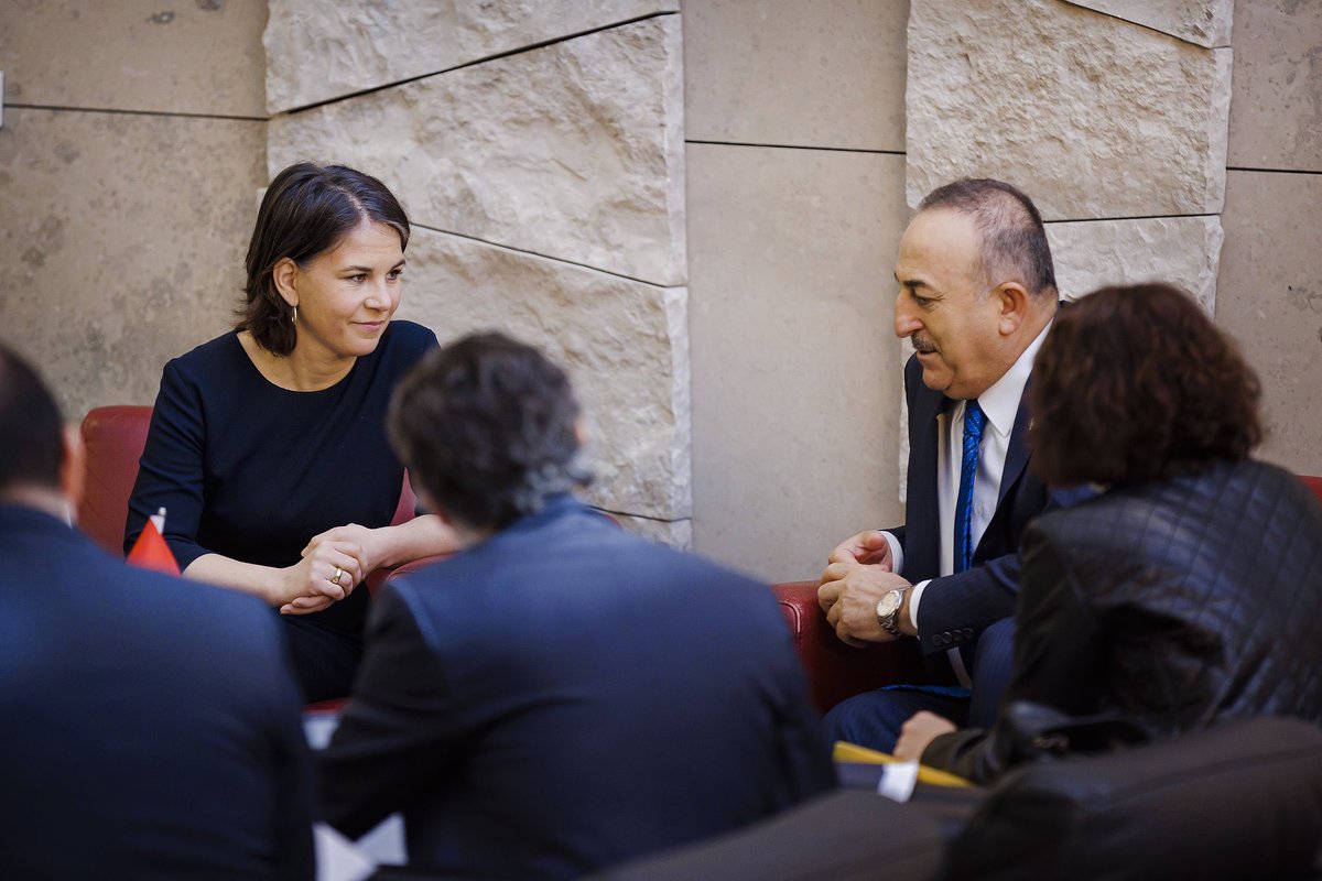 ABaerbockArchiv's tweet image. Nach unzähligen Telefonaten in den letzten Wochen haben wir uns am Rande des #NATO-Treffens endlich persönlich sprechen können: vielen Dank, @MevlutCavusoglu, für unsere starke deutsch-türkische Partnerschaft! In der #Russland-Krise stehen wir zusammen. 🇹🇷🇩🇪