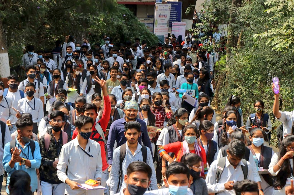 Mahendrabmaha's tweet photo. #12thexam #sschscboard #Maharashtra #Nashik #English 
आनंदलेले चेहरे...इंग्रजीचा पेपर चांगला गेल्याचे द्योतक... उत्तर महाराष्ट्रात एकही कॉपी नाही
#GoodNews for all
Photo @keshavmate333 

@VarshaEGaikwad @ZPNashik_Edu @EduMinOfIndia @CMOMaharashtra @AjitPawarSpeaks @Jayant_R_Patil https://t.co/uyzhSqpj1W