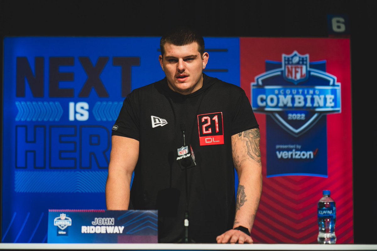 RazorbackFB's tweet image. 🍦 🦍 on the 🎤 

Catch @ridgeway_79 &amp;amp; the rest of our future #ProHogs at the #NFLCombine March 3-6 on @nflnetwork.