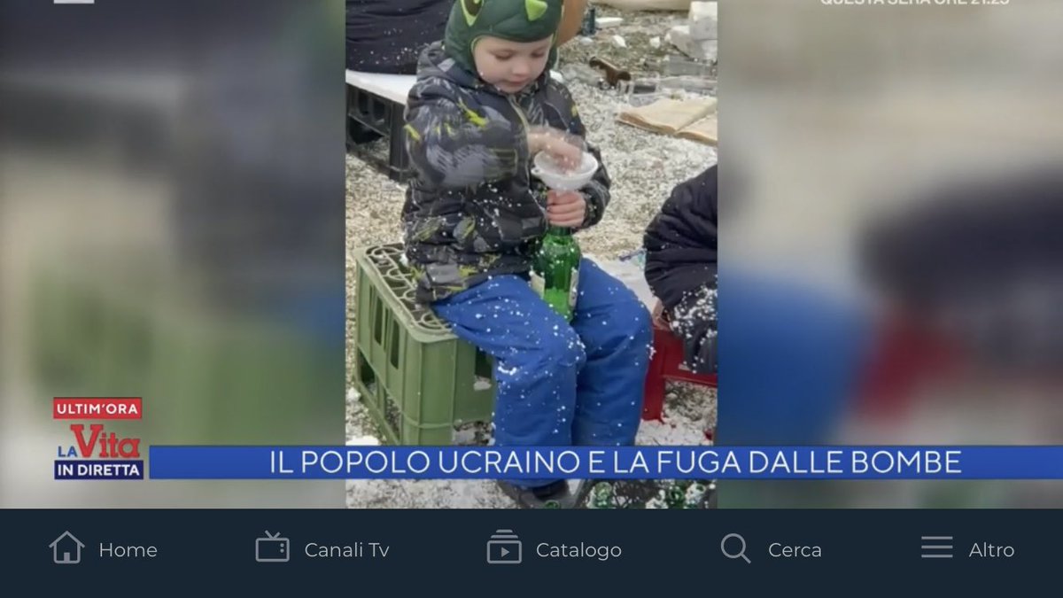 FlaMarimpietri's tweet photo. #UkrainaRussiaWar L’eroica resistenza del popolo ucraino sotto attacco @vitaindiretta 03/03/2022 via https://t.co/MDFwyUimM6 https://t.co/eBWZyAuySC