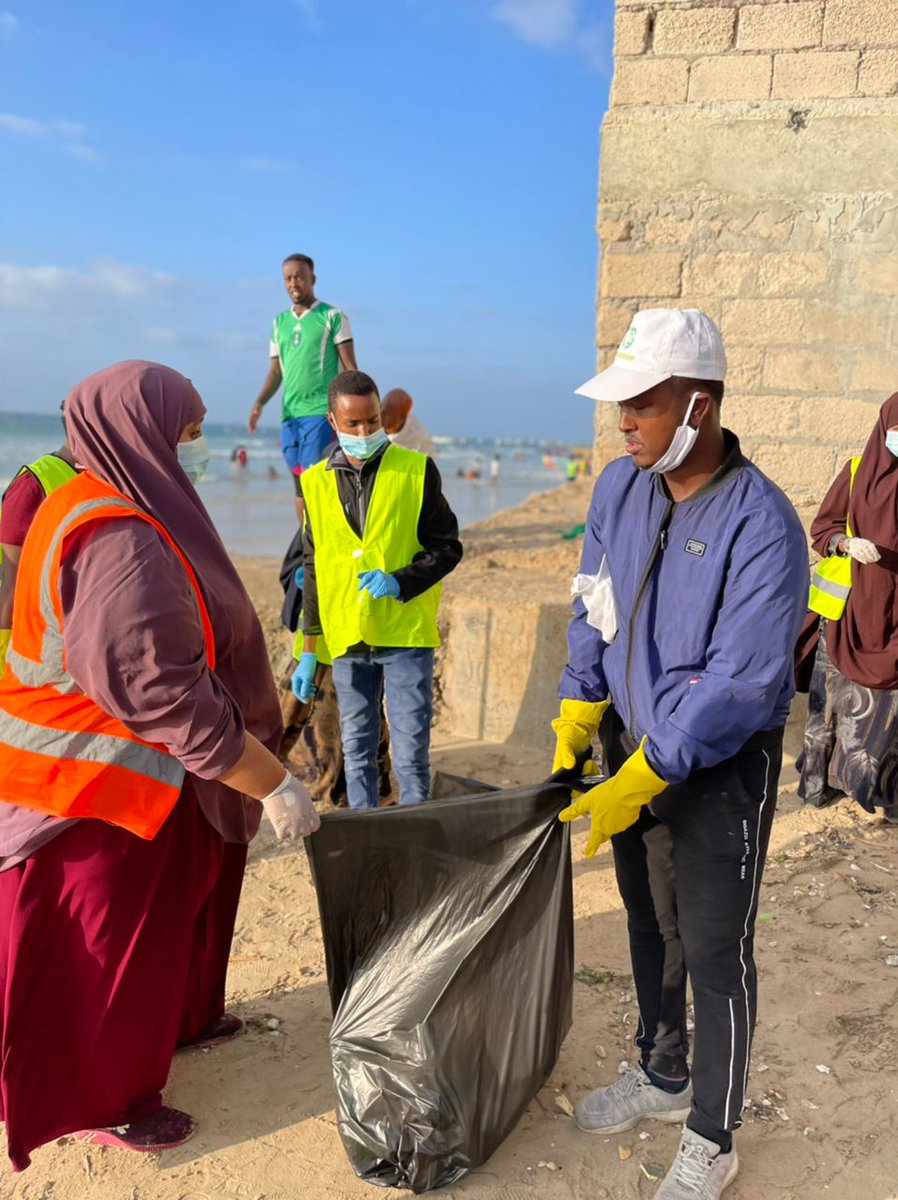 calikediye's tweet photo. #19th_friday of Lido beach Cleanup
 This voluntarism campaign is going great! And our aim is to continue clean ups every Friday of the week for a brighter, healthier, and cleaner beach.
We invite y'all to participate! 

"Dayayoow, waa dalkaagii"
@AbdifataHared
#No_more_trash https://t.co/YeVLFNmOXh