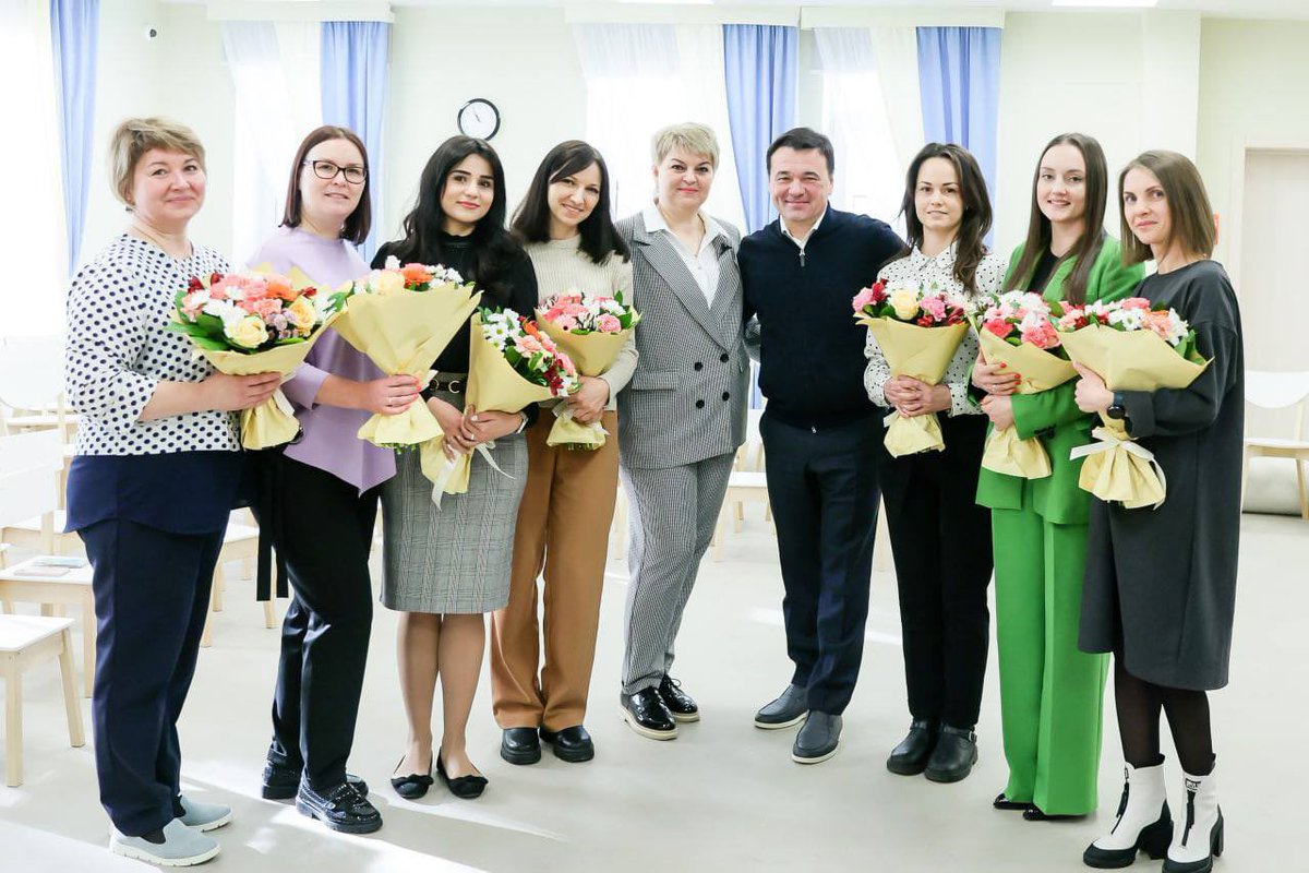 Скоро 200 детишек пойдут в новый детский сад в Мытищах.  С его открытием – это произойдет в конце марта – уменьшится очередь в микрорайоне 17А. Вместе с родителям детей, которые уже сюда зачислены, осмотрели детский сад. #мытищи #московскаяобласть #губернатормо