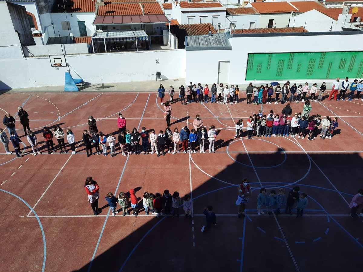 san_calasanz's tweet photo. Minuto de silencio por la PAZ Mundial. https://t.co/FBrE9EZInh