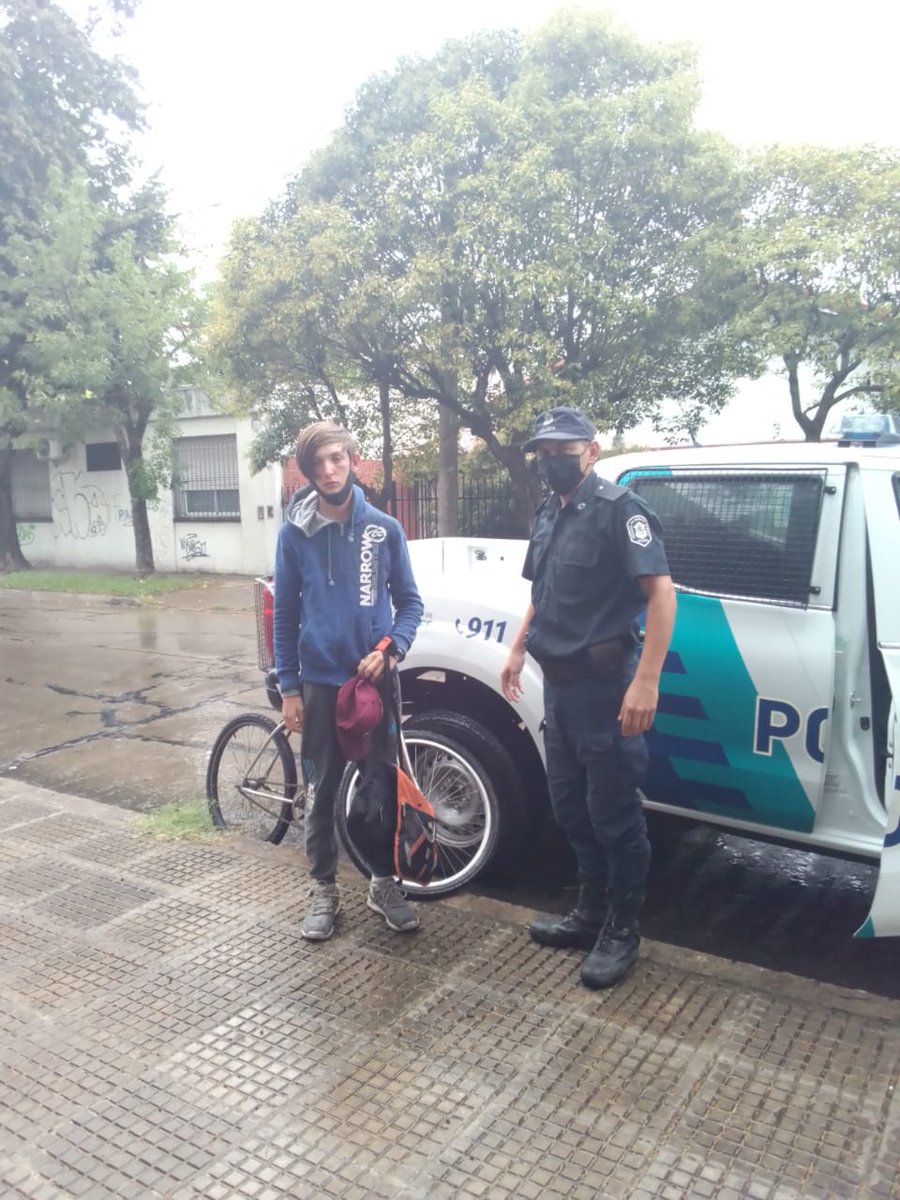 mauroszeta's tweet photo. Hallan en colectora de Autopista del Oeste, y a bordo de su bicicleta, a Thiago, un menor de 15 años que estaba desaparecida hace tres días en Arrecifes. De había fugado de la casa. Había dejado una carta. https://t.co/fBahUucPmy