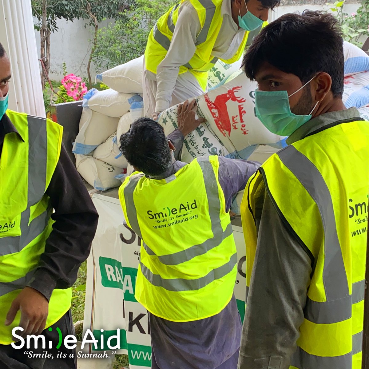 Smileaid1's tweet photo. Team #SmileAid working hard with local distributions daily providing necessities to local villages
.
.
.
.
#SmileAid #Ramadan2022 https://t.co/5UwyFTiJah