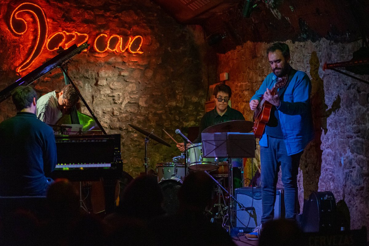enricserraphoto's tweet photo. Nucli Trio amb Toni Saigi ahir a la nit a la @jazzcava #Jazz #jazzcava #photography https://t.co/92fbwAFbw0