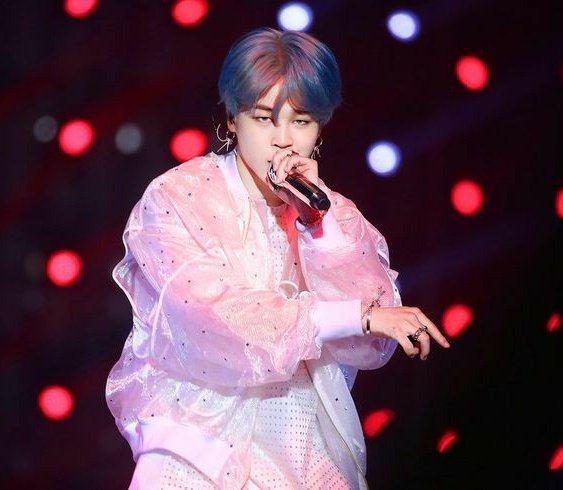 pjmland13's tweet photo. “Mic is on” Jimin changing 'Notes' live - A Thread~ https://t.co/KQ0EqJtoCk