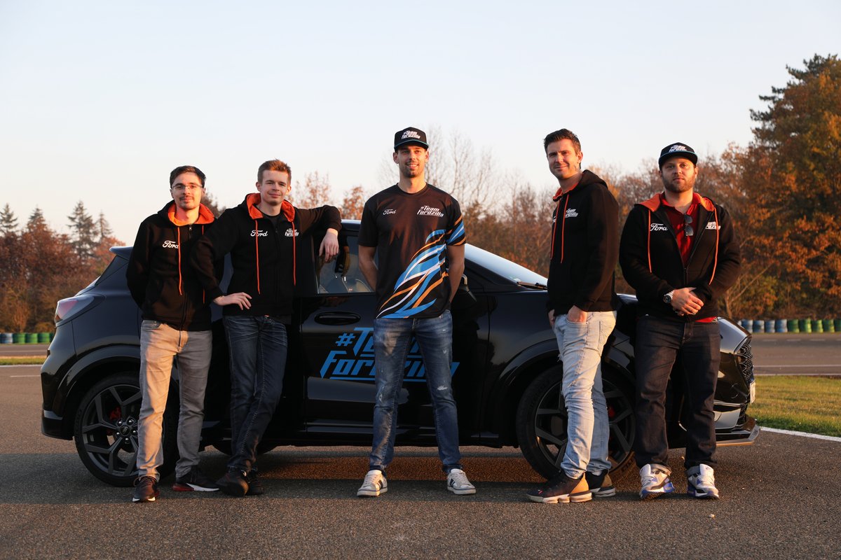 sylv1gtr's tweet photo. Aside from that, it was definitely incredible to spend the day with people who work for Ford, @DonaldReignoux and my teammates @sevensenshu and @geomf1 ! 🎮

(And the video has... 500k views on Facebook or something like that. 500k 🤯)

#Ford #VirtualToReal #Esport 
(5/13) https://t.co/uF96SVboWi