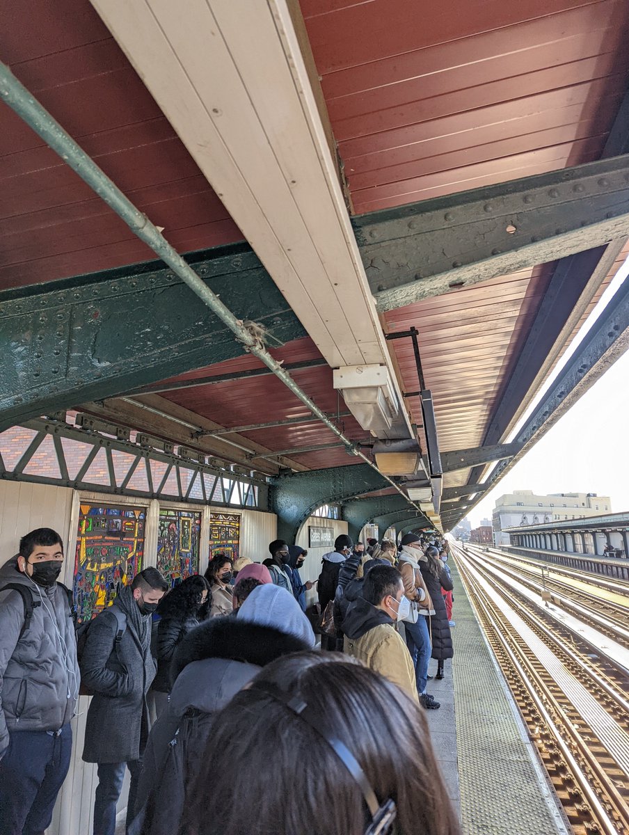 A crowded Gates Ave platform waiting for the Broad street bound J train. No announcements <a href="/NYCTSubway/">NYCT Subway</a>