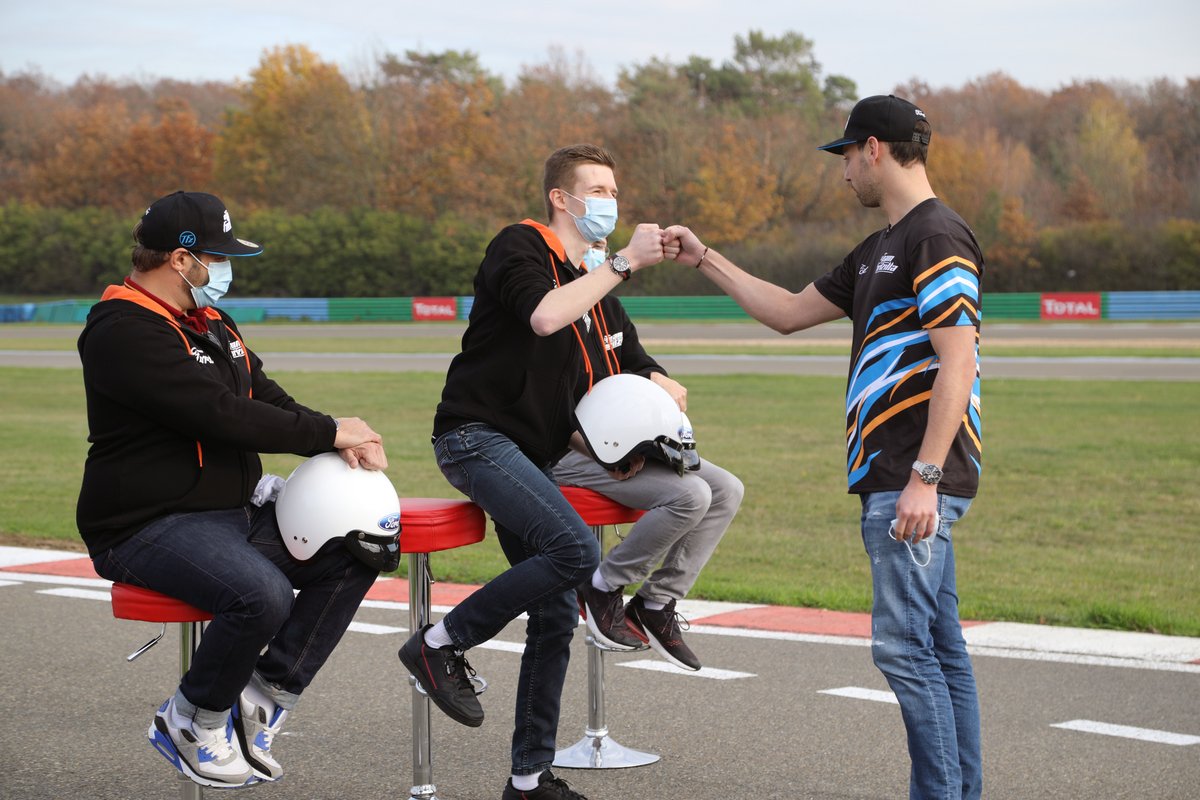 sylv1gtr's tweet photo. Aside from that, it was definitely incredible to spend the day with people who work for Ford, @DonaldReignoux and my teammates @sevensenshu and @geomf1 ! 🎮

(And the video has... 500k views on Facebook or something like that. 500k 🤯)

#Ford #VirtualToReal #Esport 
(5/13) https://t.co/uF96SVboWi