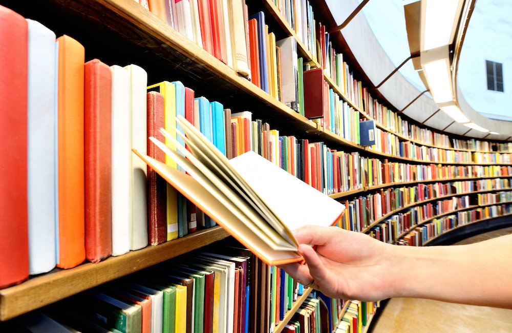 Читатели в библиотеке. Популяризация книги и чтения в библиотеке. Библиотека фон. Продвижение книги и чтения. Популяризация книг.