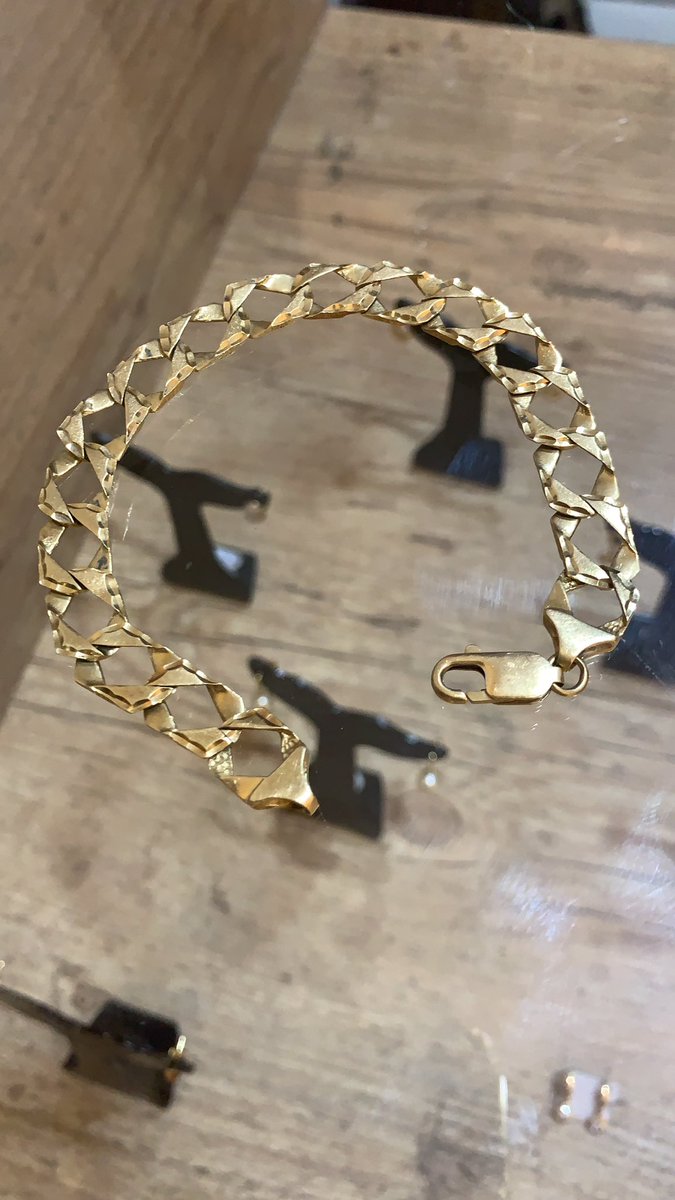 JesusjuninhoX's tweet photo. @NCJRothschild ℹ only have gold bracelet ! Should I sell to buy XRP or hold ? If anyone is interested send message ! I sell for $1000  ! Thank you 🙏 Nathan https://t.co/LNJZt0Hf2Y